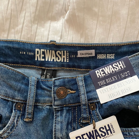 Brand new denim shorts size 5 - Picture 3 of 3